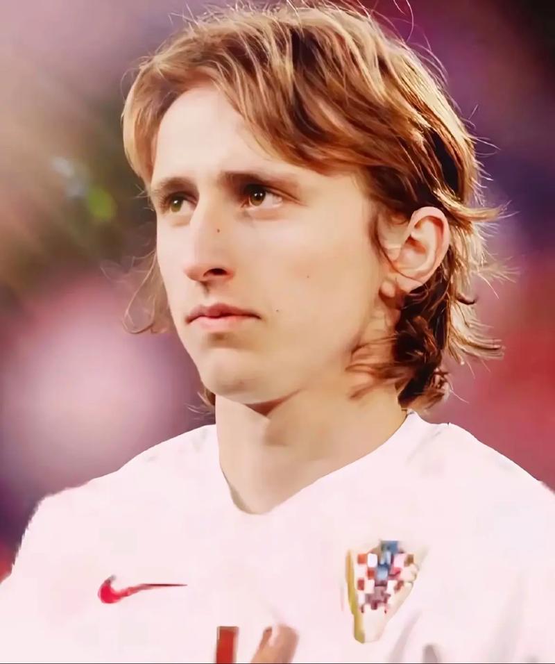 马卡报：切尔西有意后卫赫伊森，他们将与皇马展开竞争